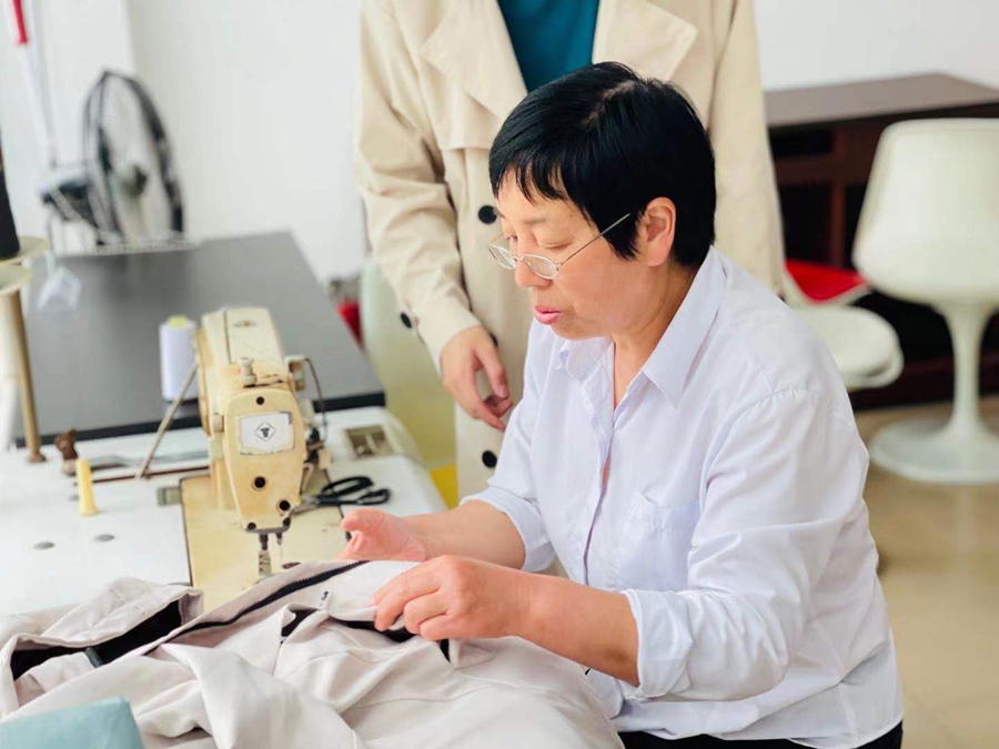 学生社区“爱心缝补”暖心服务。beat365唯一官网供图