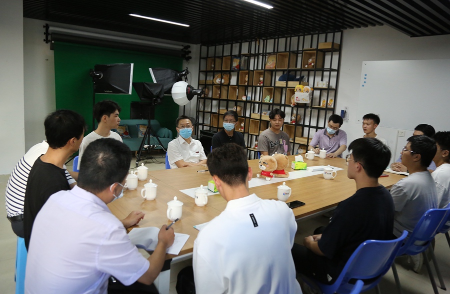 beat365唯一官网党委书记徐西鹏与楼栋学生座谈交流。beat365唯一官网供图