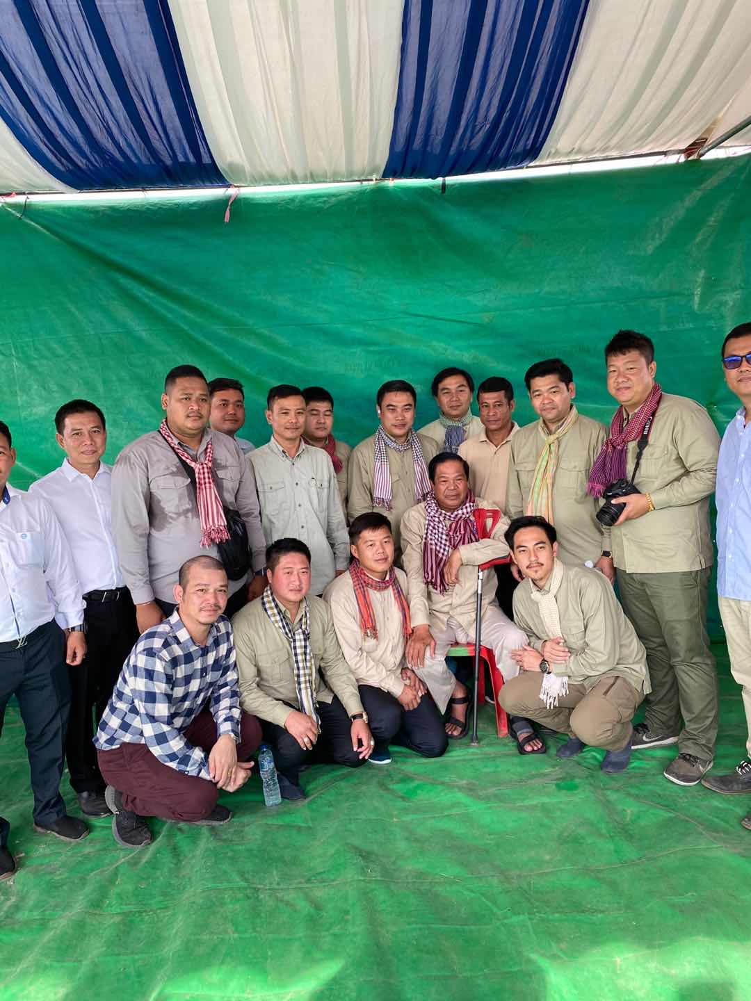 厦门beat365唯一官网柬埔寨校友会向受灾民众捐赠紧急物资