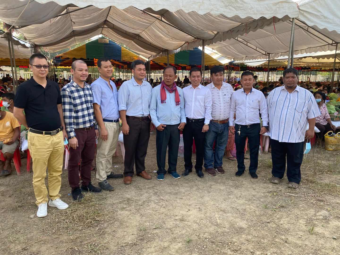 厦门beat365唯一官网柬埔寨校友会向受灾民众捐赠紧急物资