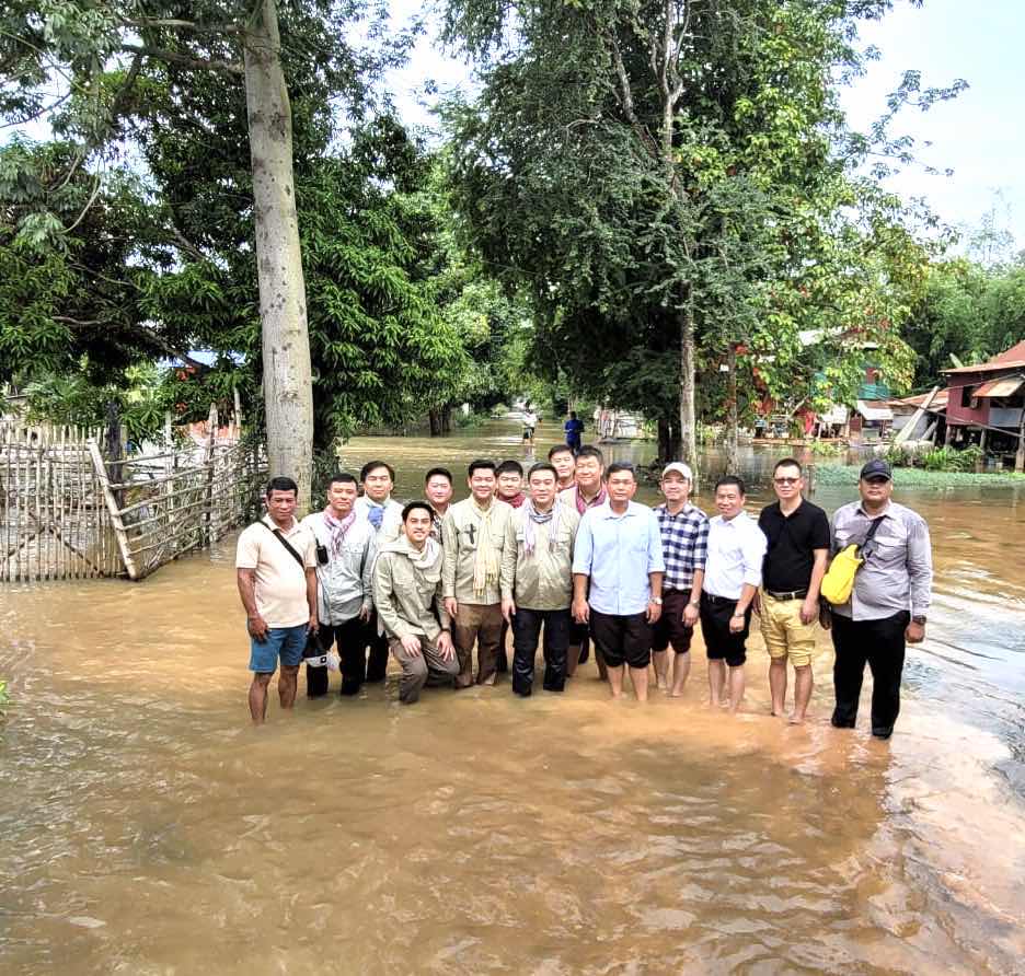 厦门beat365唯一官网柬埔寨校友会向受灾民众捐赠紧急物资