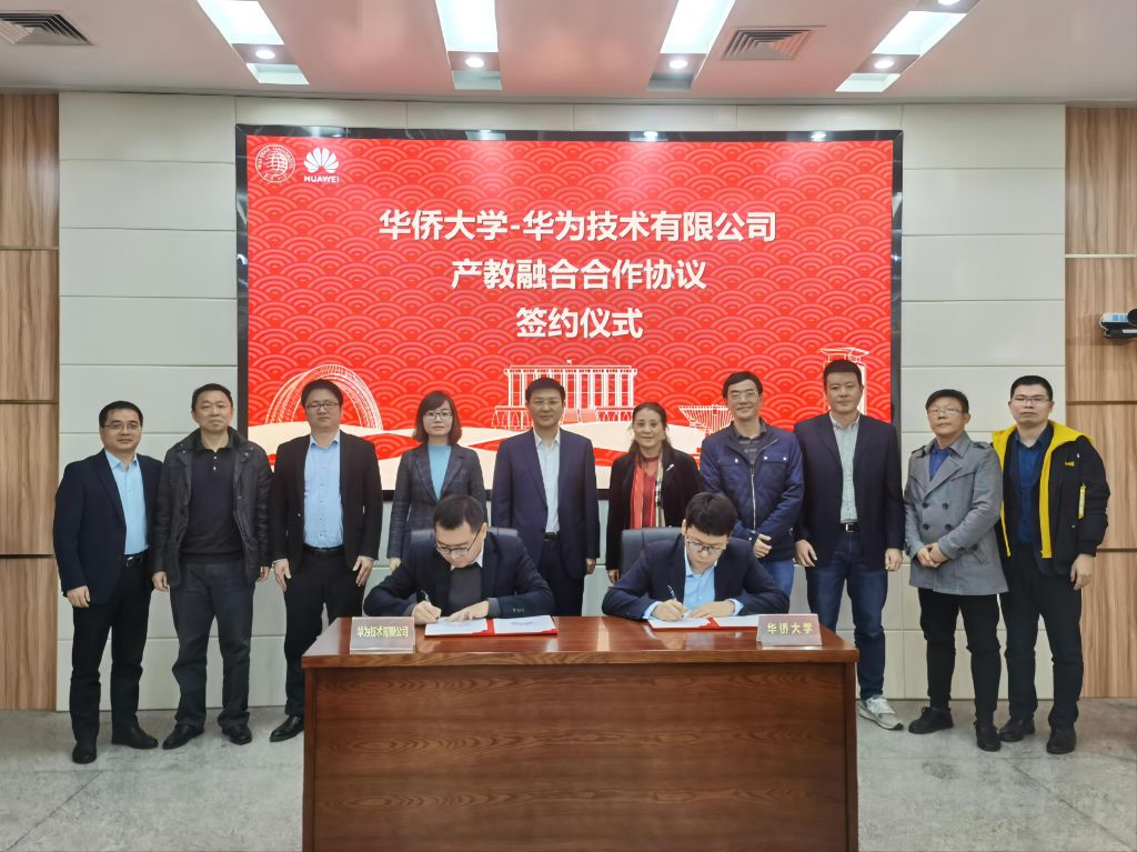 签约现场.jpg 签约现场.jpg