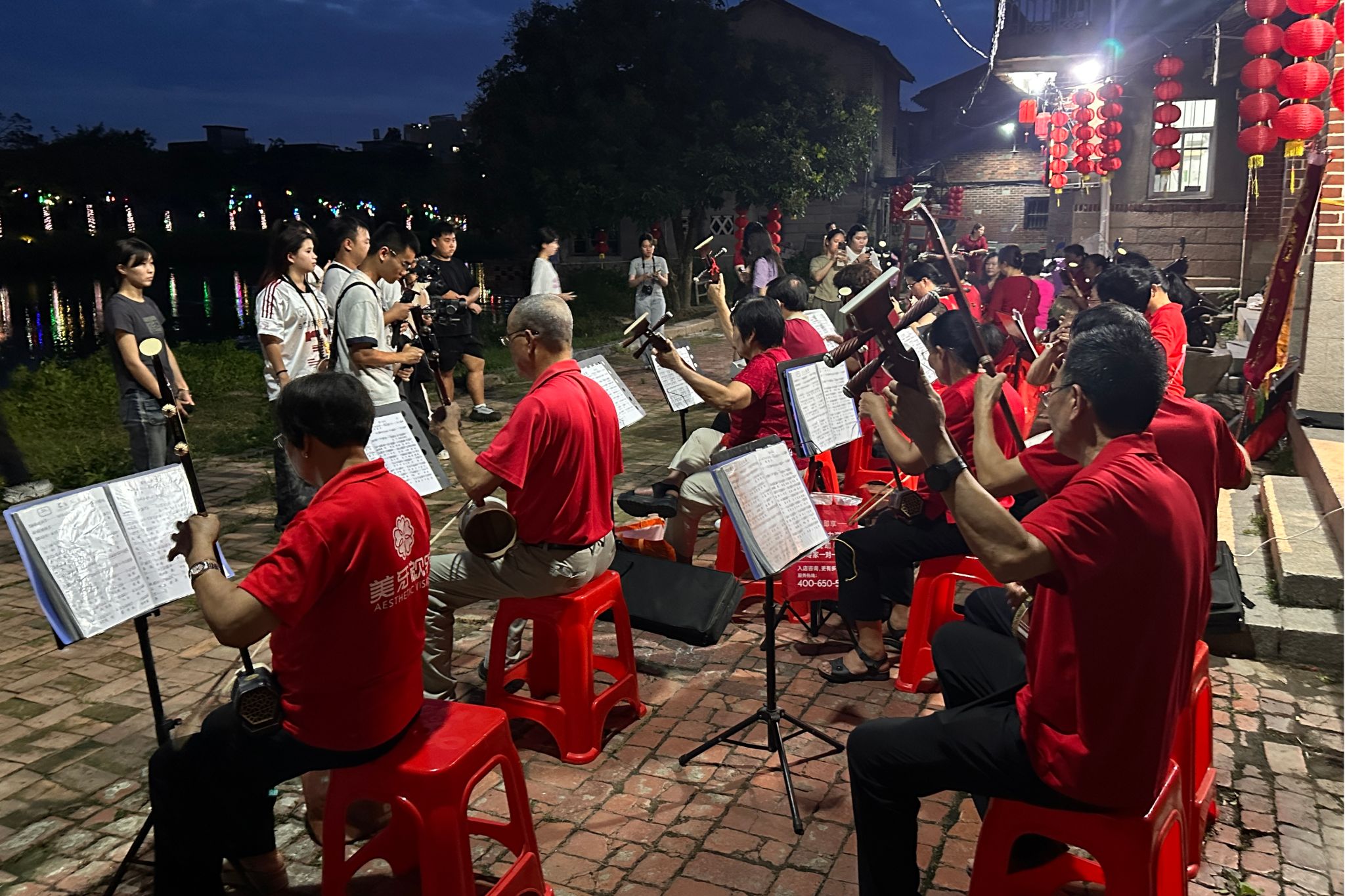 师生团队观看“十音八乐”表演.jpg