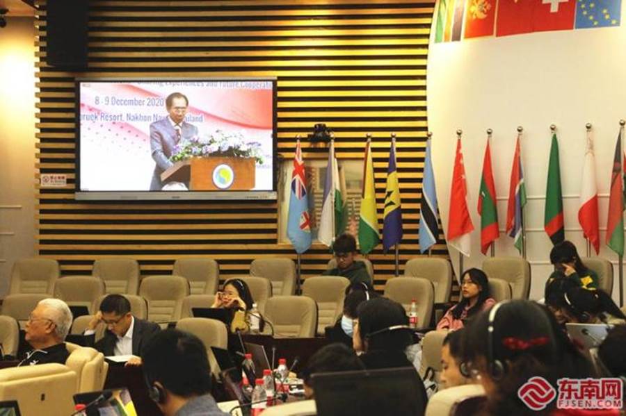 此次研讨会通过云端会议同步举办。连线画面中，泰中文化经济协会会长、泰国前副总理颇钦在泰国会场致辞。（东南网记者 李霖 摄）