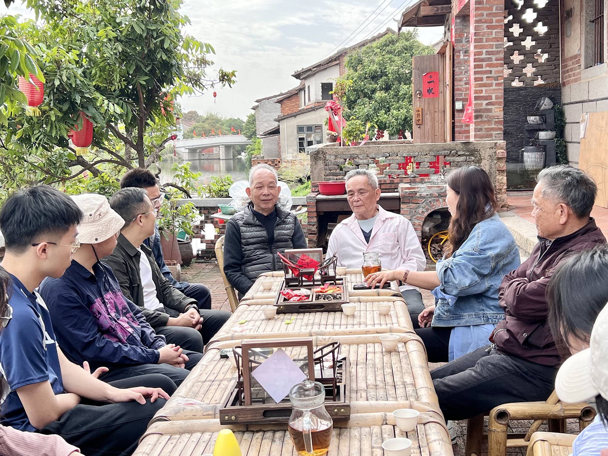 4 实践团队聆听陈桥村老人介绍村史乡情 （古宇廷 马来西亚）.jpg