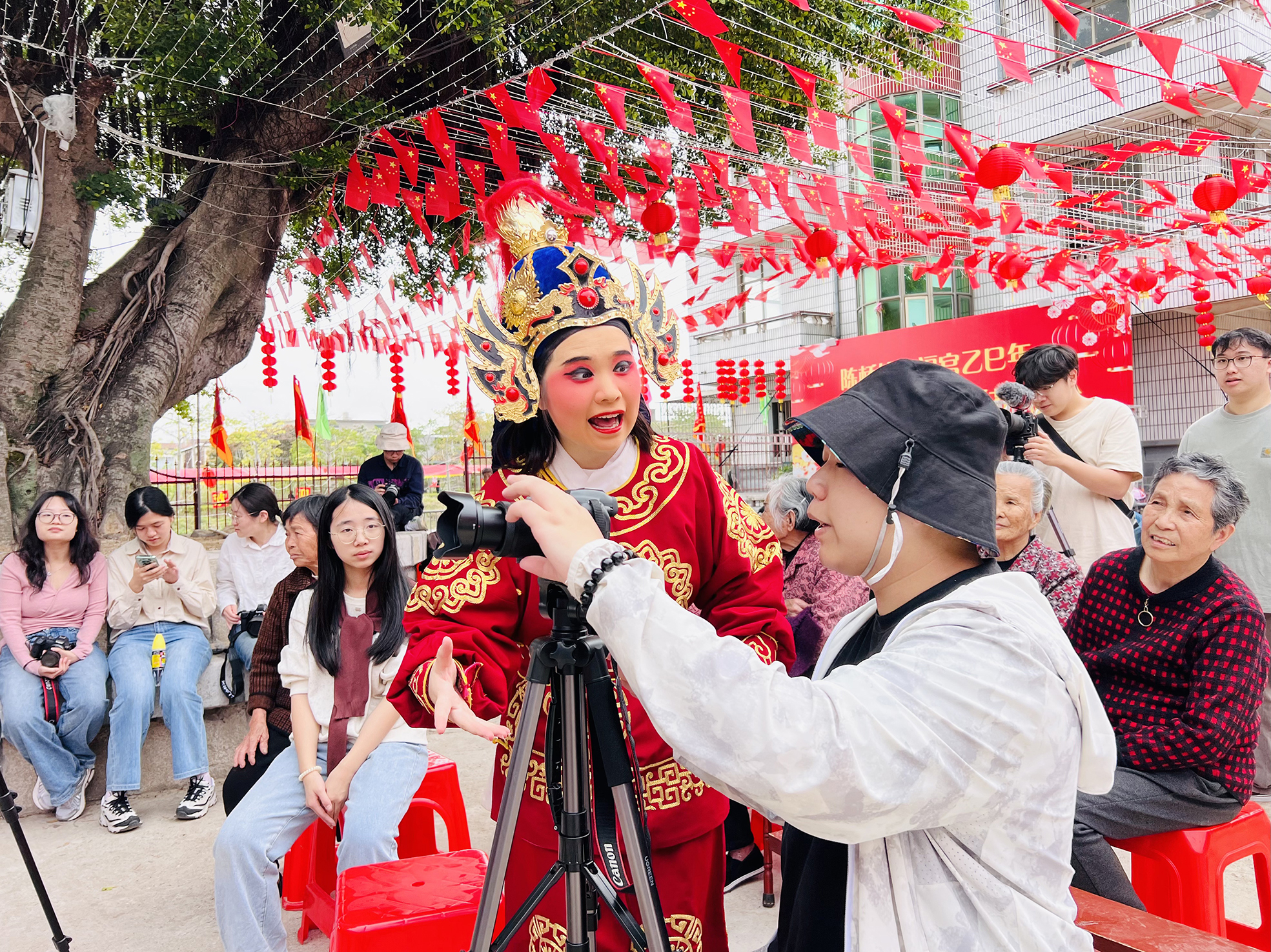 2 古今穿越 装扮后的陈丽萍与同学交流拍摄莆仙戏（吴少鈜）.jpg