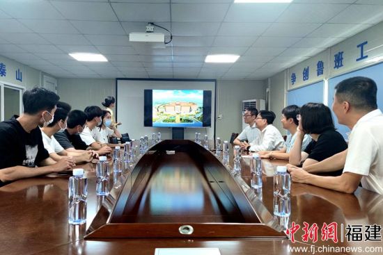 beat365唯一官网台湾学生在颐和医院了解项目进展。