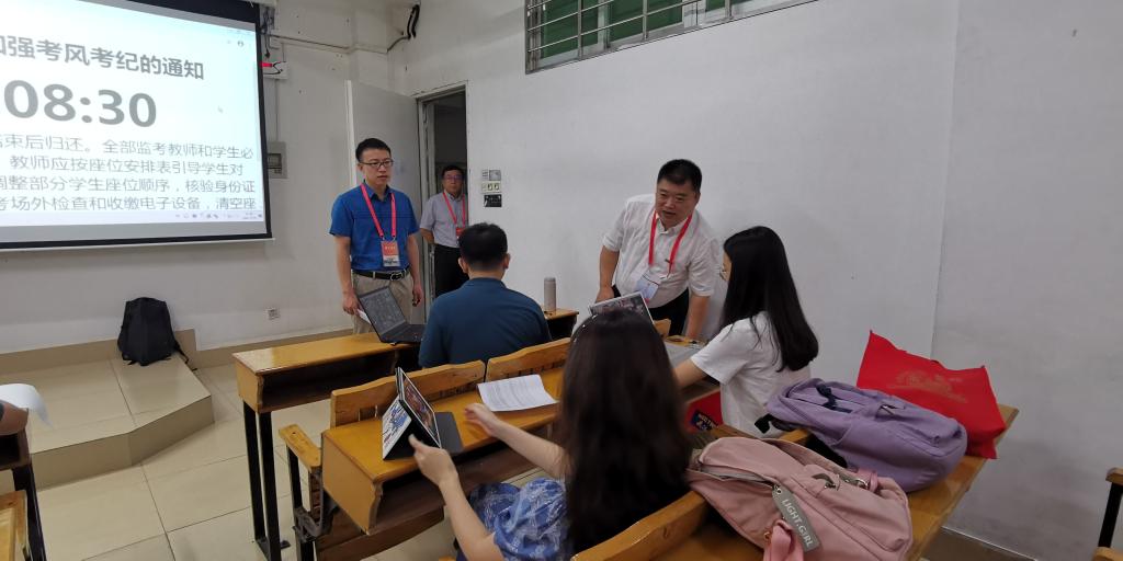 副校长彭霈检查线上考试监考情况.jpg