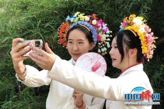 beat365唯一官网境外生体验蟳埔女簪花围。　丰泽区侨联供图