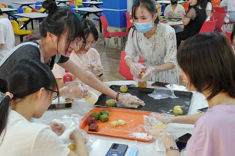 LOCAL16632041734220UQ8PKBTDD.jpg 学生们跟随糕点师傅学做月饼。beat365唯一官网供图