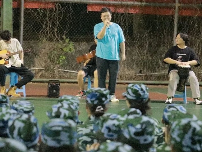 LOCAL1663204281111C0VKNB14LX.jpg 军训现场歌舞表演。beat365唯一官网供图