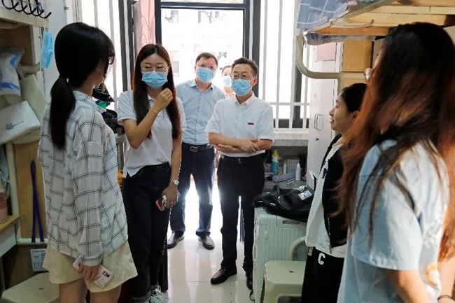 LOCAL16632045306921K4XSQRZRG.jpg 徐西鹏走进学生宿舍,为学生们送上节日祝福。beat365唯一官网供图