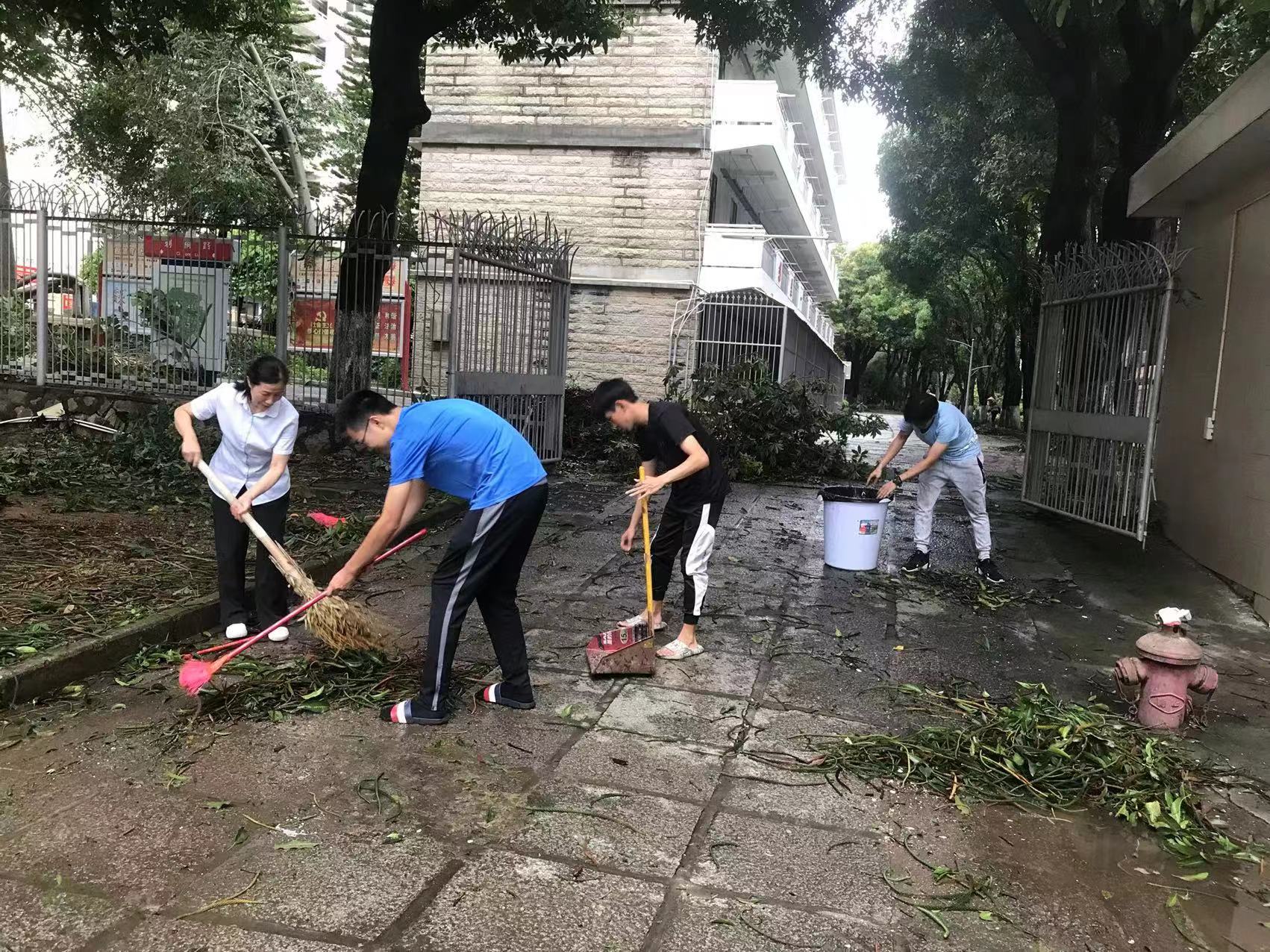 境外学生协助开展楼栋周边环境清扫.jpg